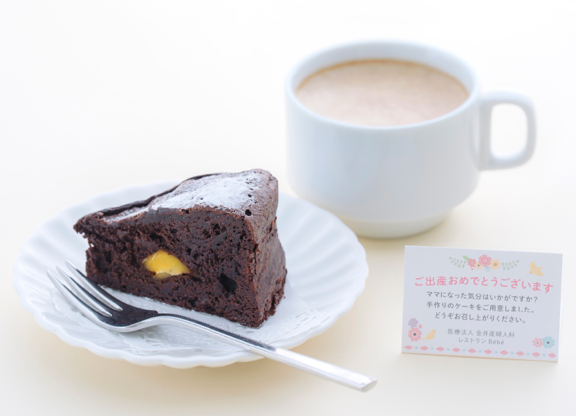 お祝いケーキ（出産翌日のお昼）